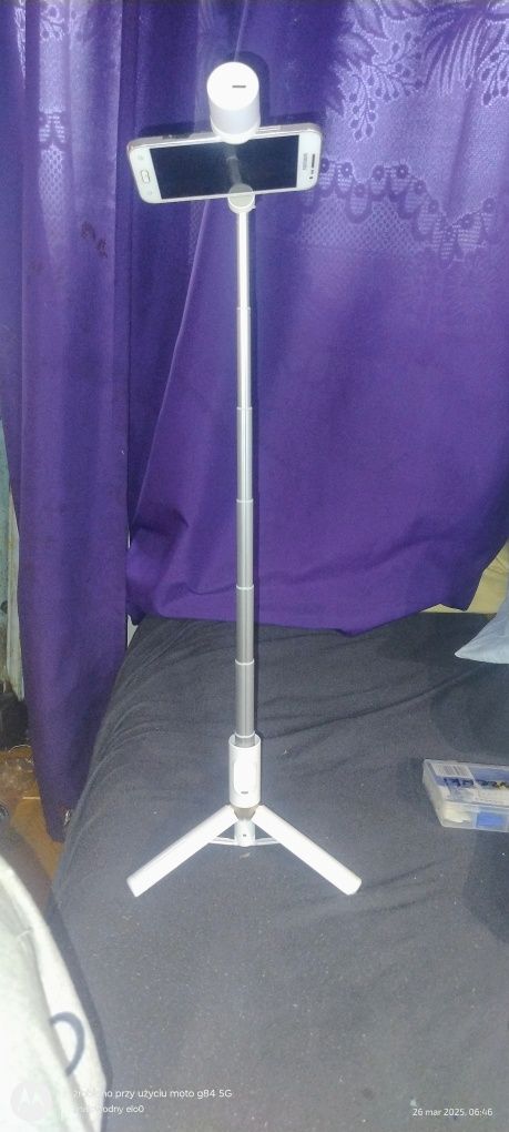 Kijek, stick 1m wysuwany do robienia selfie, posiada lampe LED pilot