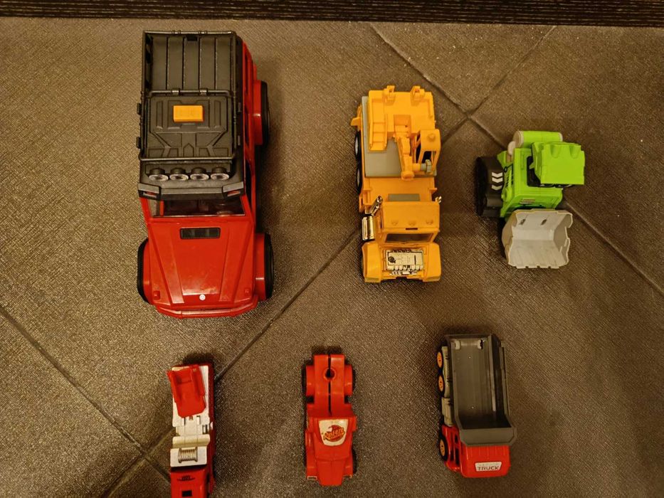 Лот з 6 машин, авто парк, вантажівки, екскаватор