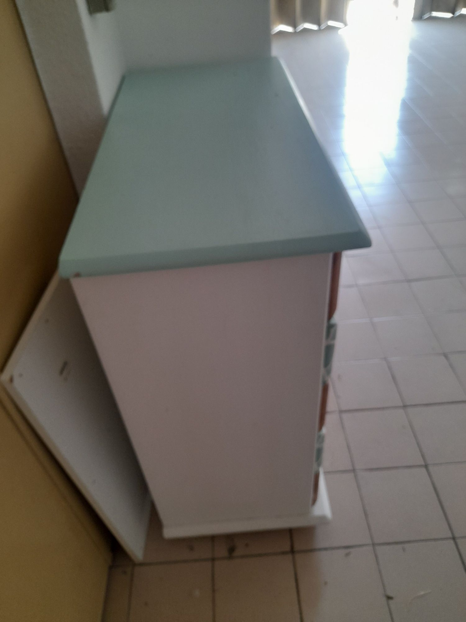 Comeda madeira maciça.