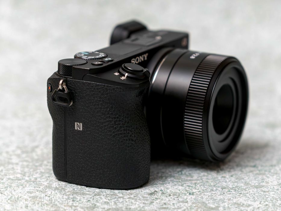 Sony a6500 + объектив AF f/2.8 27mm • APS-C 24,2 Мп • 4K • Wi-Fi • NFC