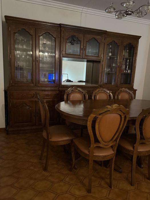 Conjunto de móvel e mesa com cadeiras