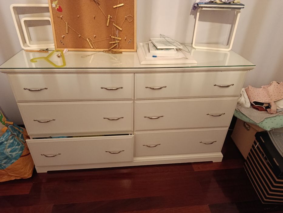 Armário IKEA com vidro