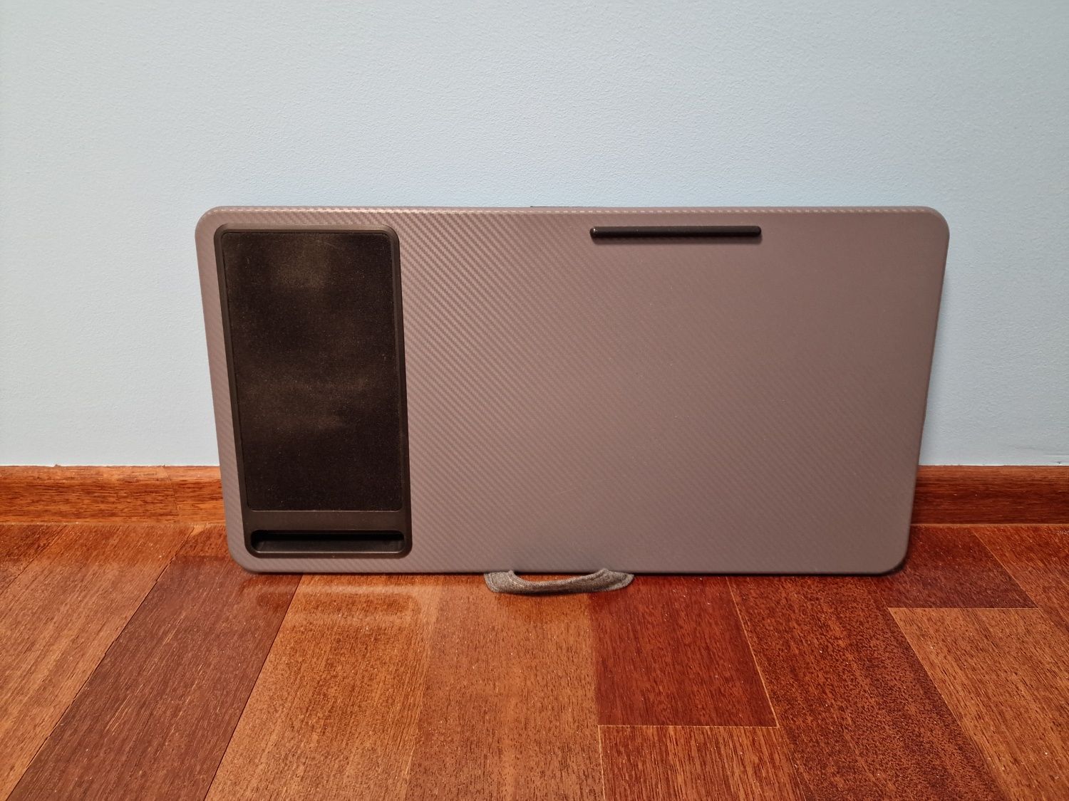 Podstawka pod laptopa z podkładką na myszkę i miejscem stojącym na tel