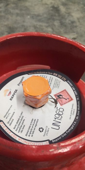 Placa a gás com ignição eletrica e 2 garrafas de gás seladas