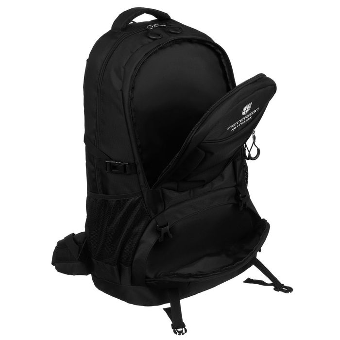 czarny, turystyczny plecak z poliestru zawieszony na regulowanych