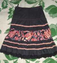 Черная юбка по колено с оранжевой отделкой 42 - 44, размер S