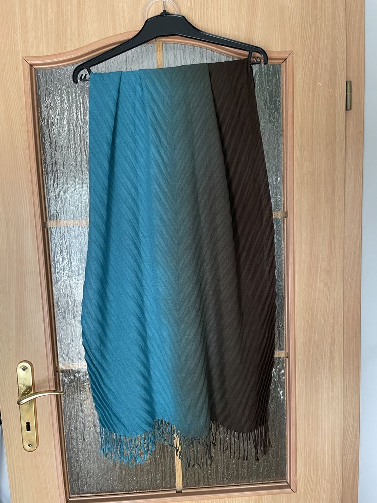 Lekki szalik z frędzlami.