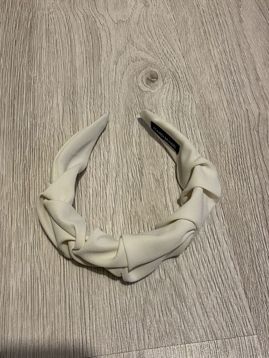 Biała wpadająca w kremowy, ozdobna opaska do włosów