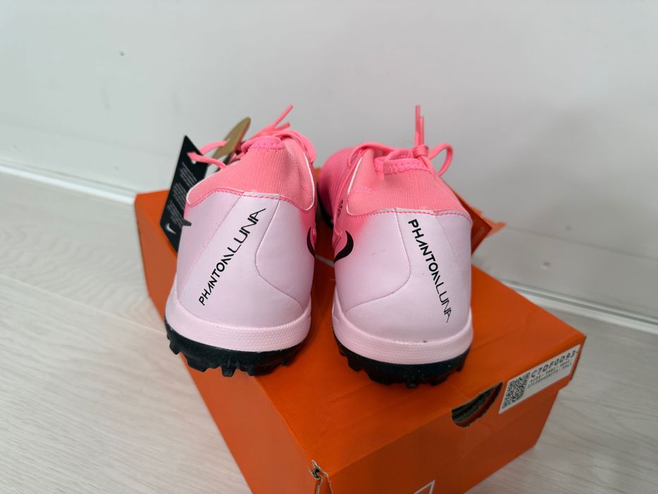 Кросівки для футболу на штучному покритті