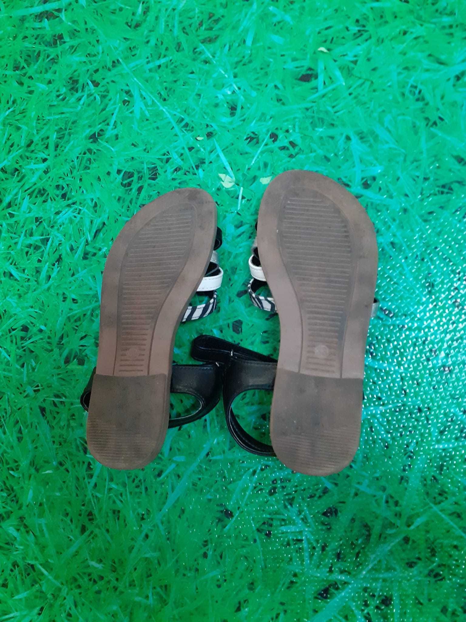 Sandálias com Fecho de Velcro 33