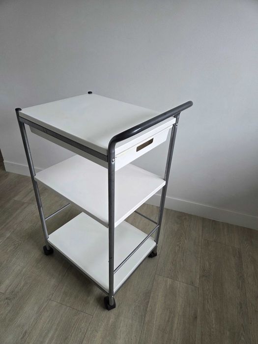 Asystor kosmetyczny / stolik na kółkach – ulepszony, lekki i mobilny