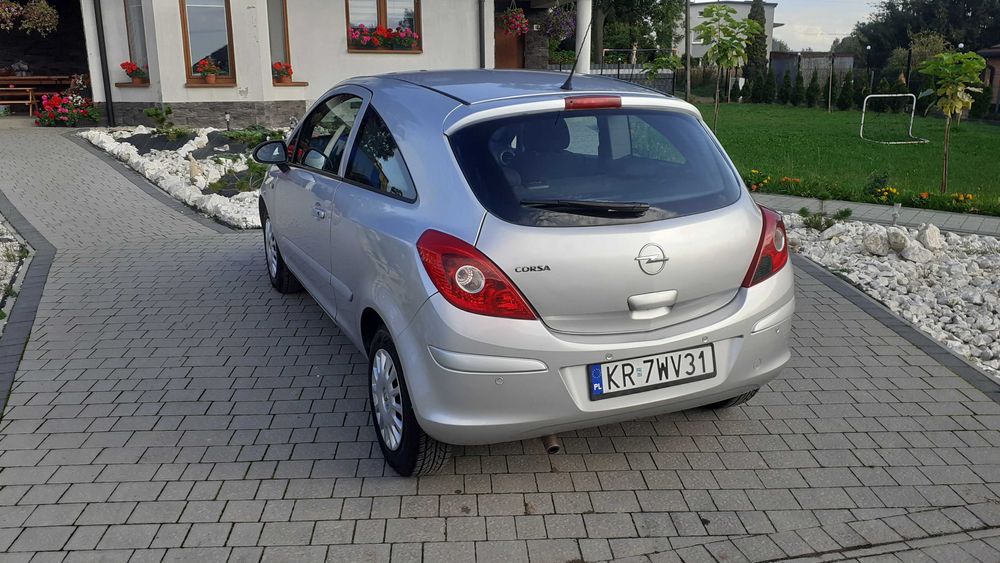 Opel Corsa D benzyna.  Klimatyzacja,  2 komplety opon w bdb stanie