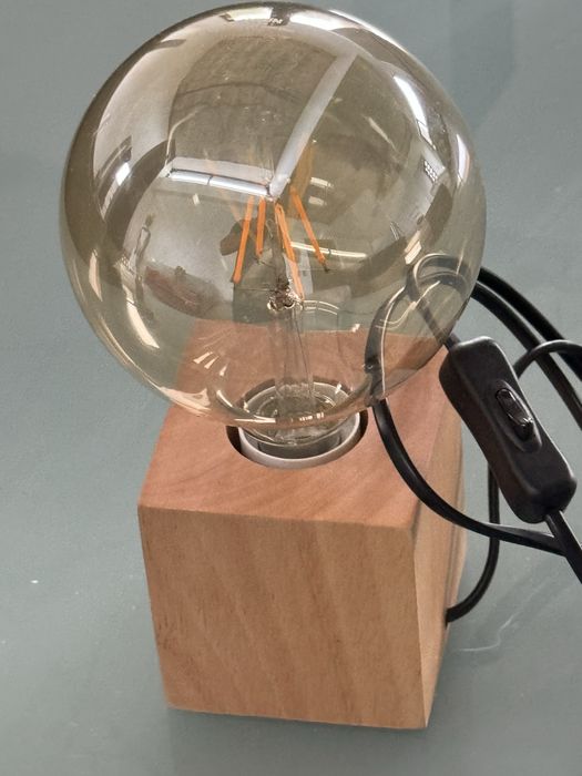 Candeeiro de mesinha de cabeceira em madeira pinho e led.