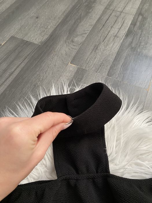 Caris Closet czarna sukienka z chokerem suknia