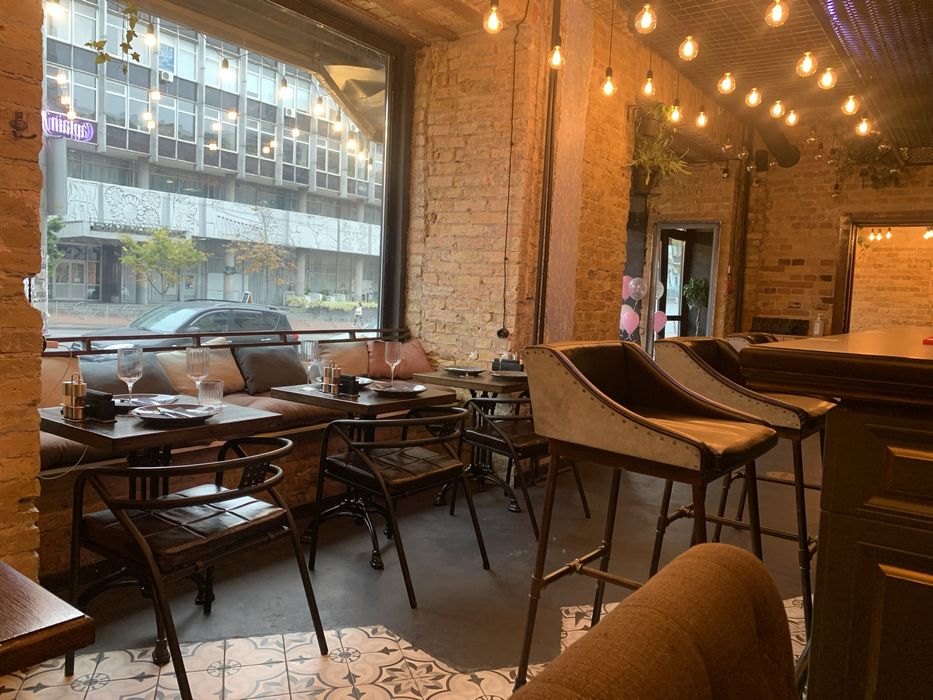 Обладнання та посуд для ресторану. Стілець. Диван.