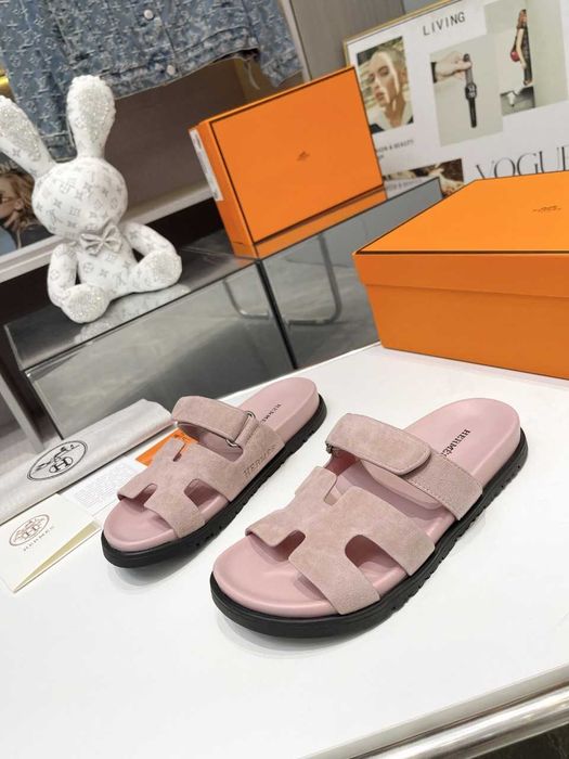 Letnie klapki HERMES Chyre komfort i prestiż buty