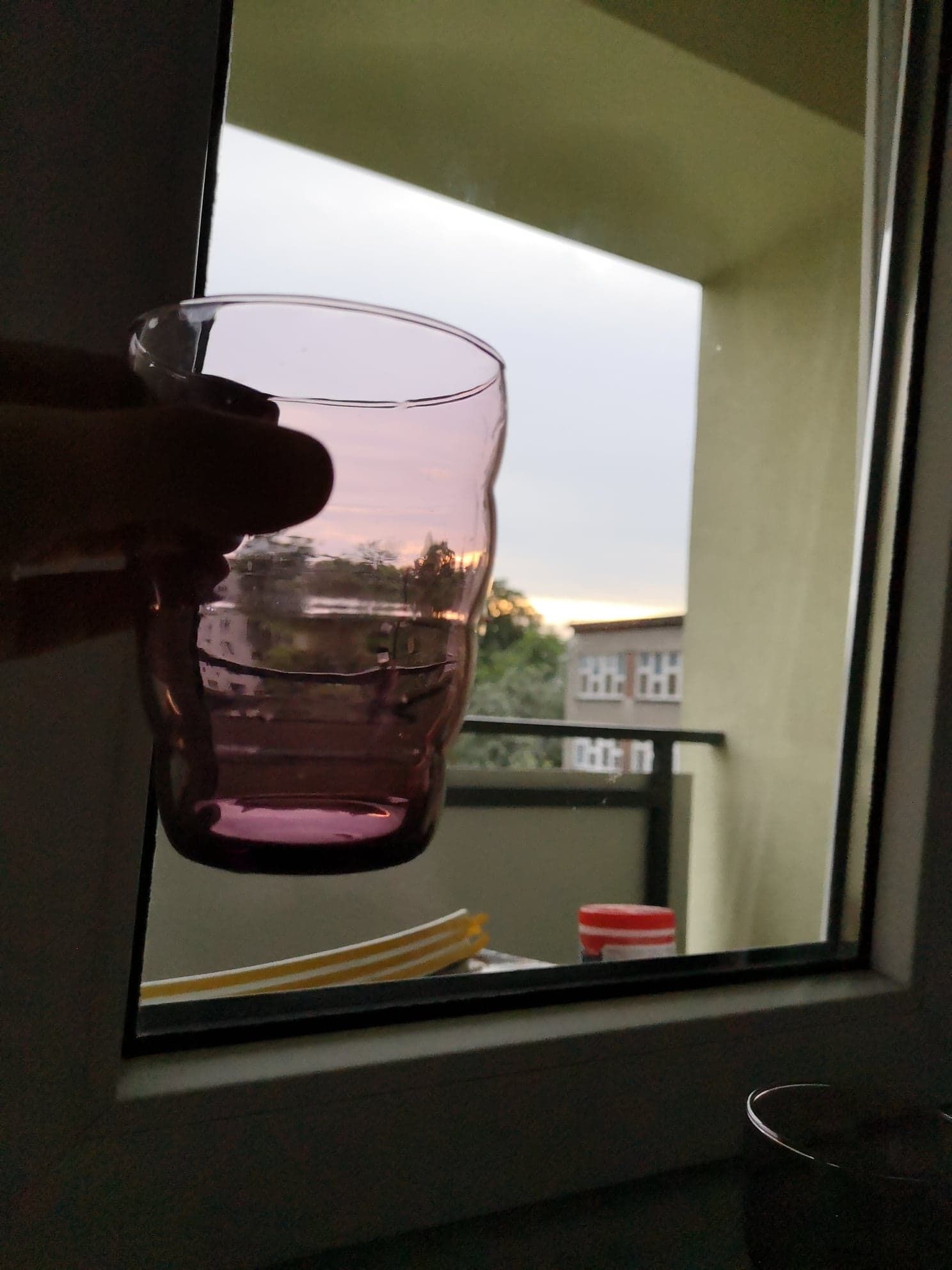 Dwie ciemne szklanki do napojów fioletowe.