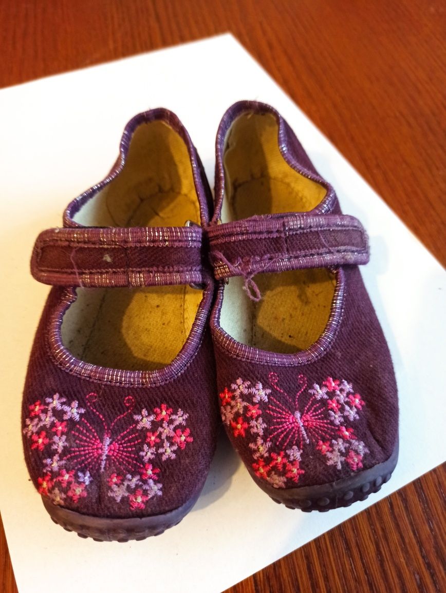Buty dla dziewczynki rozmiar 26, kapcie 25