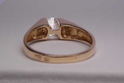 Złoty pierścionek z cyrkonią R.18
