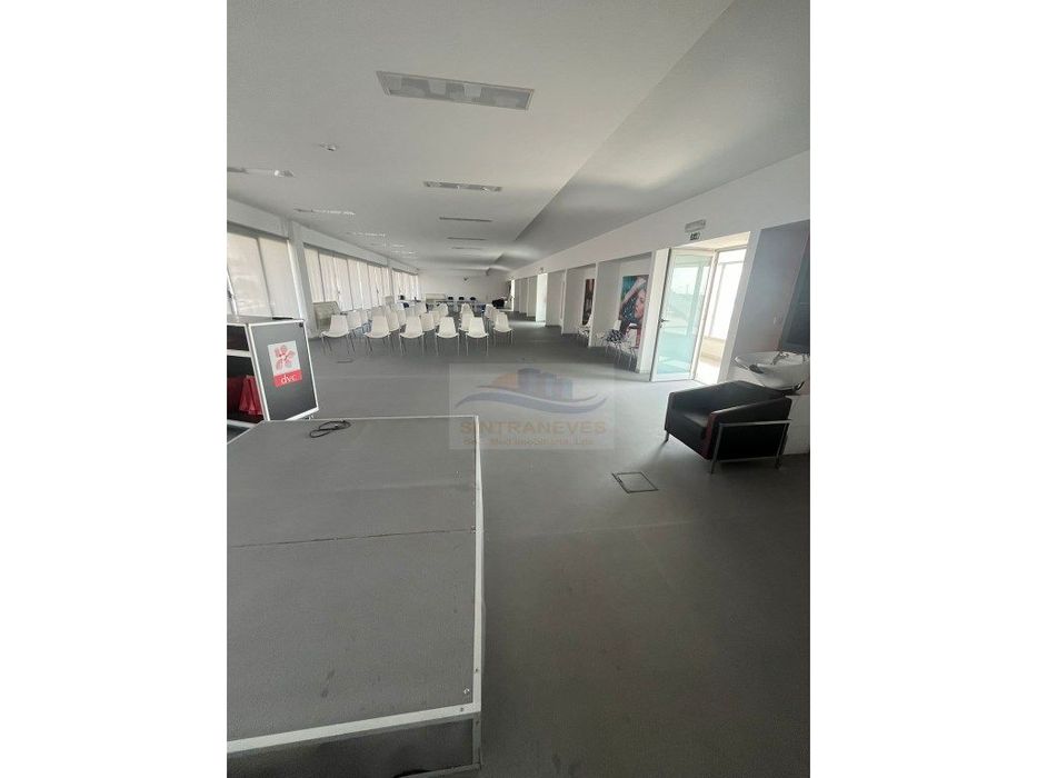 Arrendamento de Belíssimo Espaço Comercial 
Duas laterais em vidro...