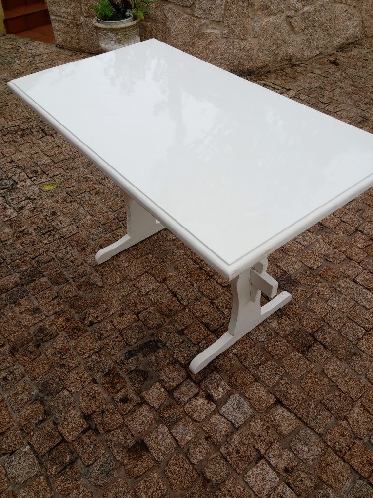 Mesa feita em madeira