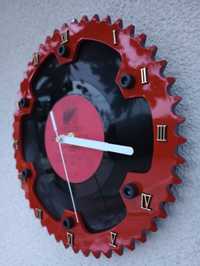Zegar z zębatki napędowej motocykla