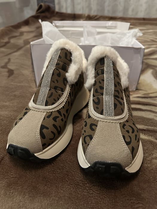 Нові теплі кросівки 38 розміру 24,5 см устілка