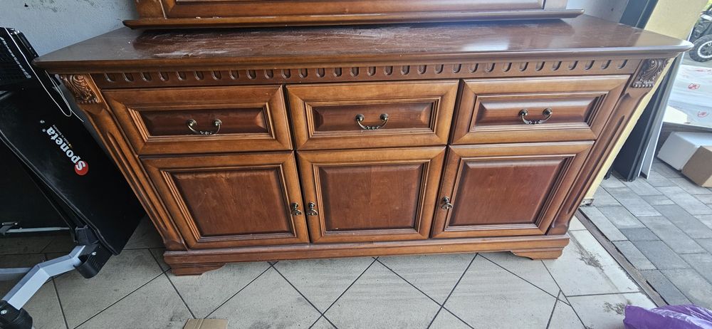 Rzeźbiona stara komoda i lustro