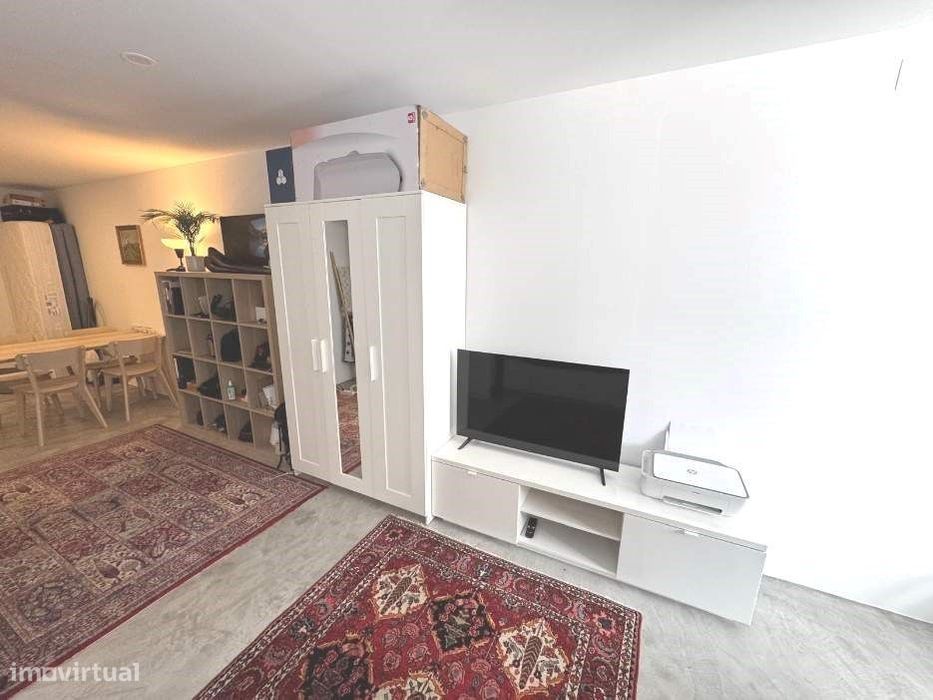 Espaçoso T0 Mobilado em Sintra  (Estefânia), água e internet incluido