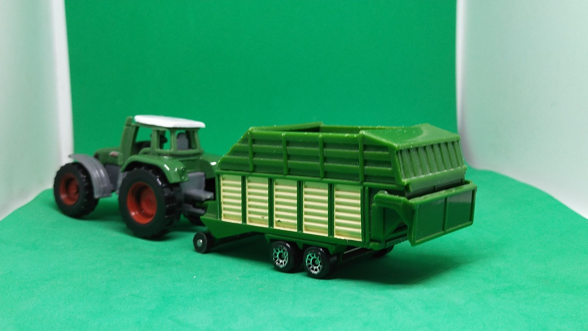 Siku traktor Fendt z przyczepą samozbierająca 1 87