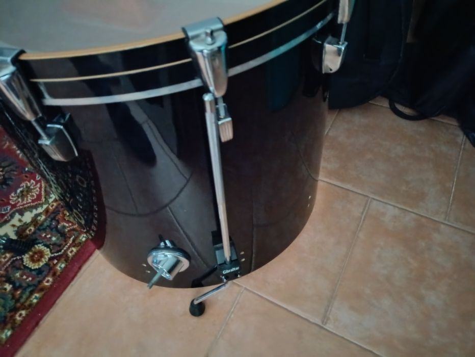 Bombo de bateria 22" adaptado a timbalão de chão.