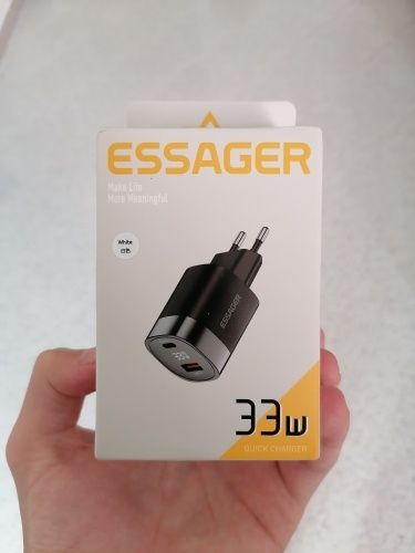 Ładowarka Essager GaN Charger 33W z cyfrowym wyświetlaczem.