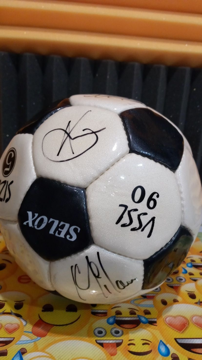 Sprzedam piłkę z autografami piłkarzy.