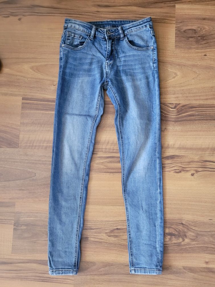 Damskie spodnie jeansowe firmy Melly & Co