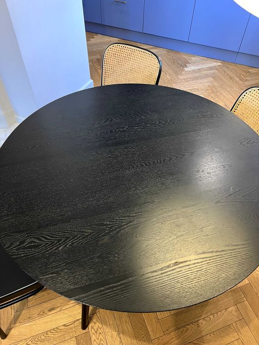 Okrągły stół do jadalni z drewna kauczukowego Yumi - WESTWING