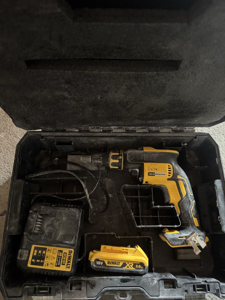 Laser e maquina parafusos  DEWALT