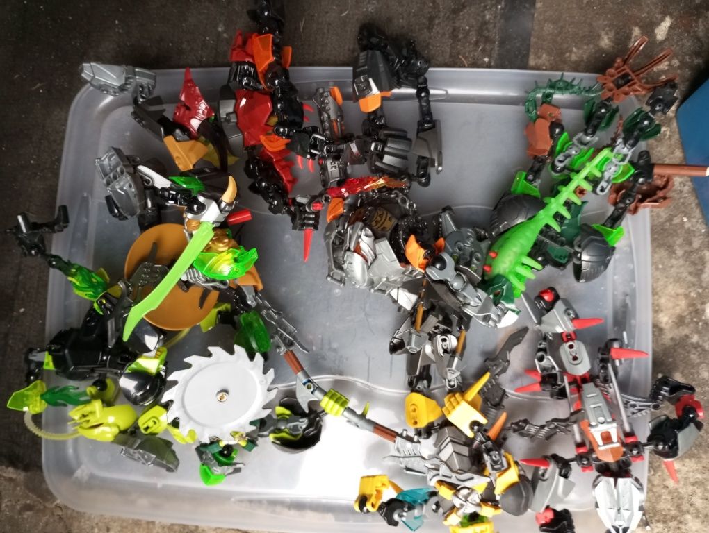 Mix figurek Bionicle i Playmobil