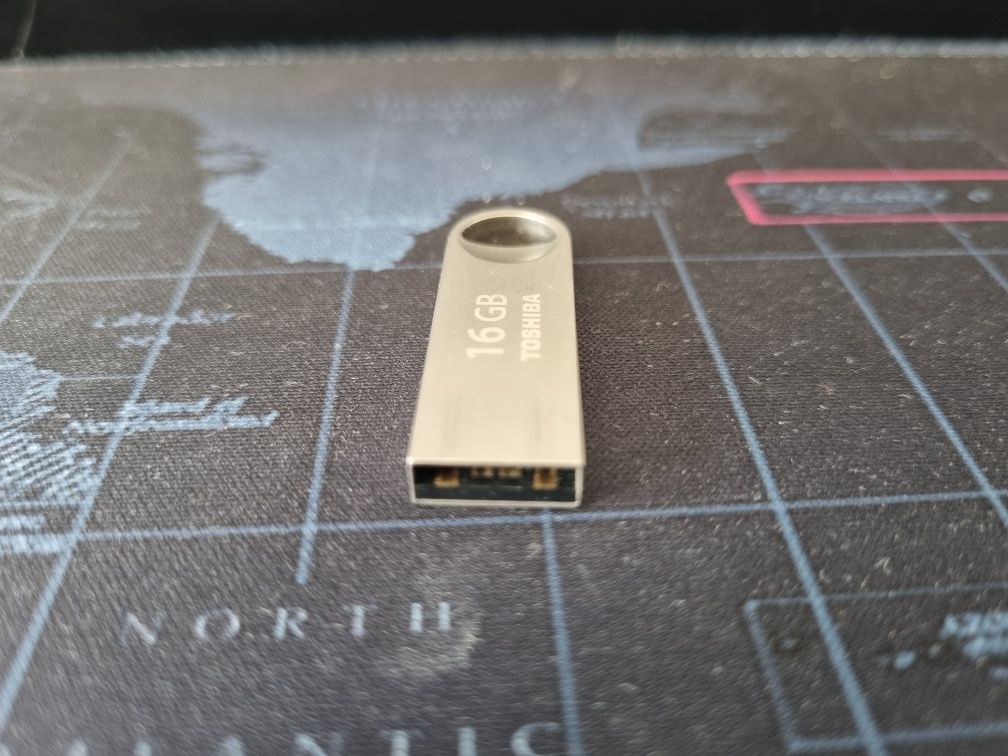 USB флешка Toshiba 16GB