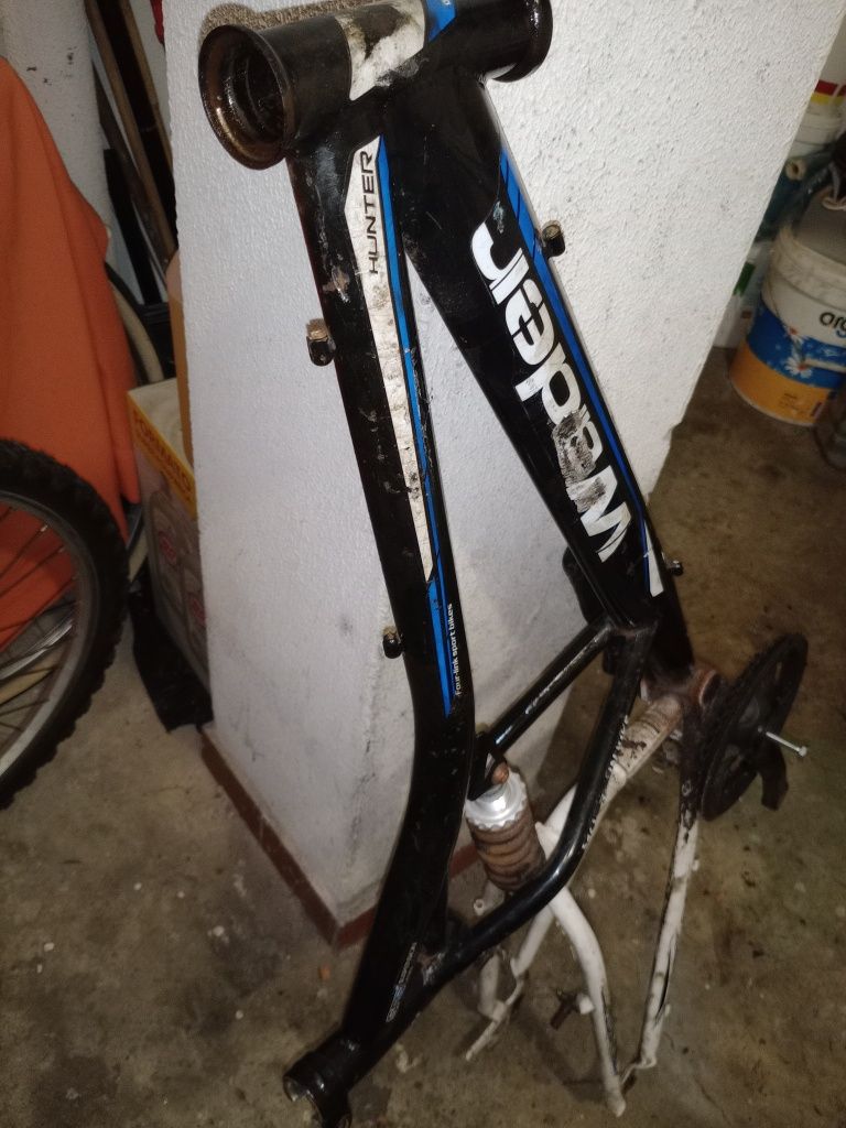 5€ quadro de bicicleta tem o amortecedor central e pedaleira para deso