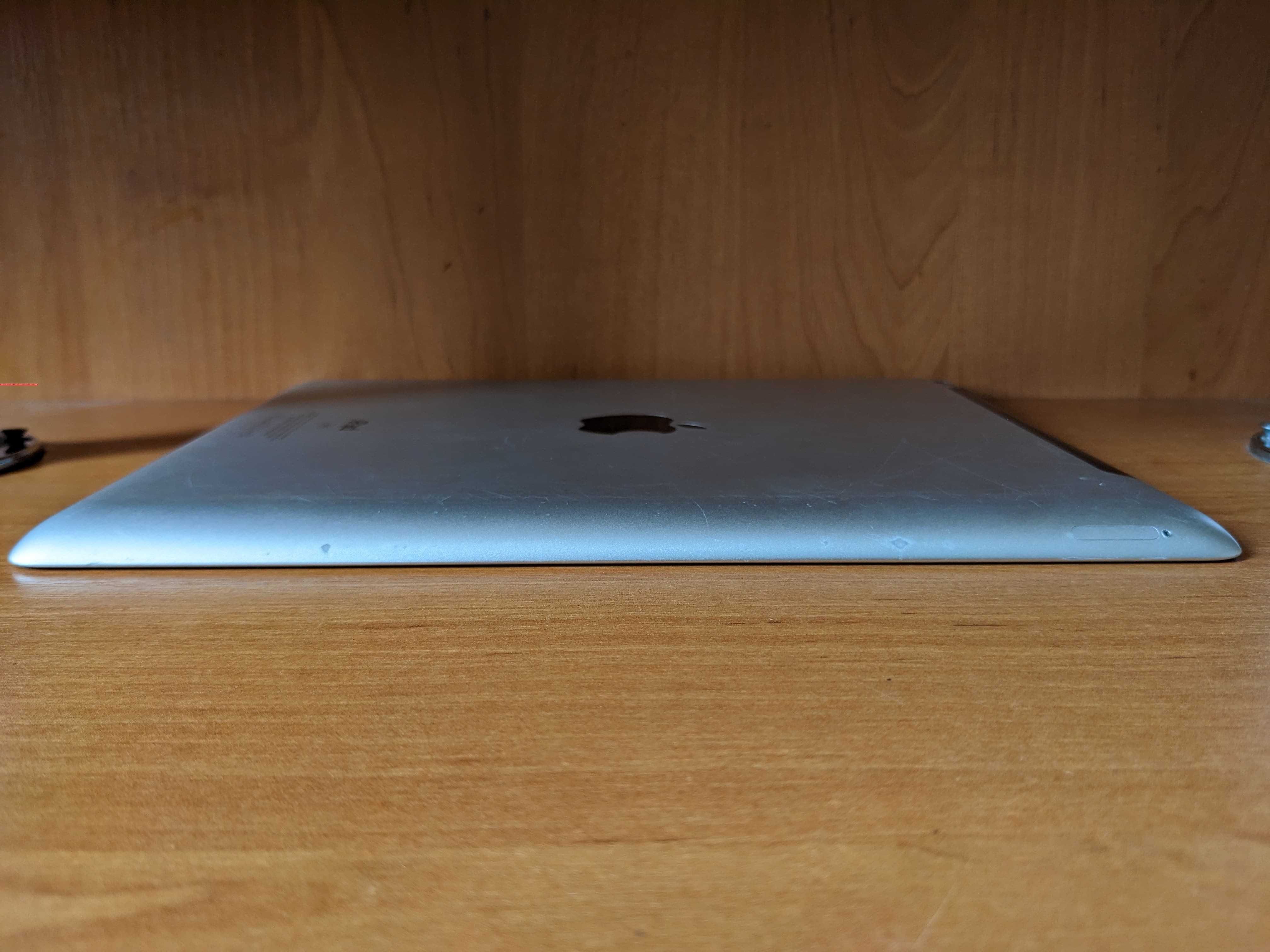 Планшет Apple iPad 3 A1430 16GB Wi-Fi+4G + кабель зарядки