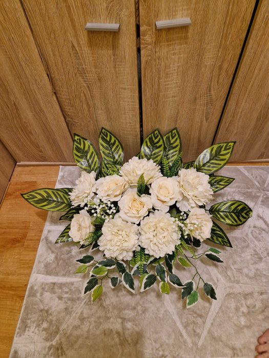 Stroik, białe kwiaty na cmentarz