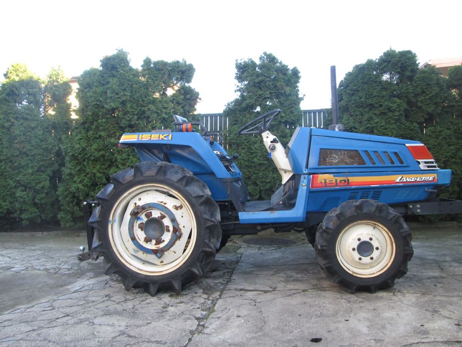 Traktor Iseki 4x4 -zestaw z kosiarką bijakową oraz zaczepem trzy-punkt