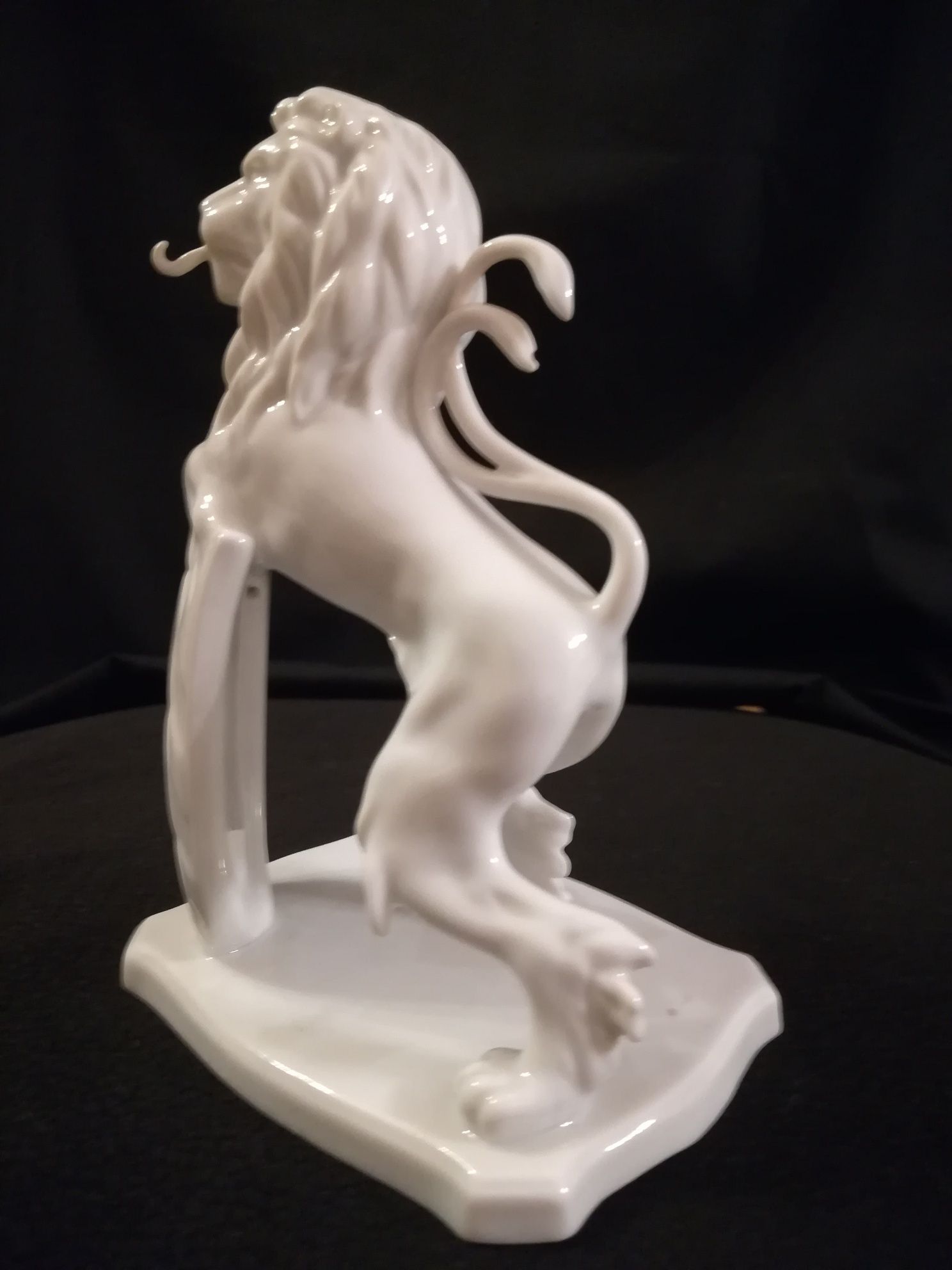 Figurka porcelanowa lew
