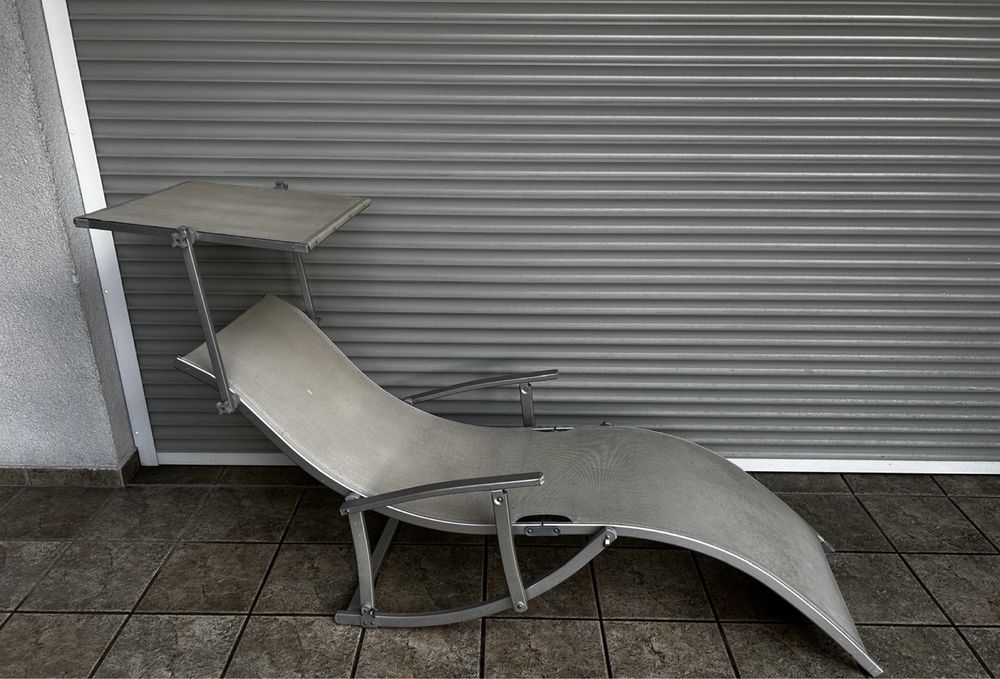 Lezak z daszkiem oslaniajacym przed sloncem