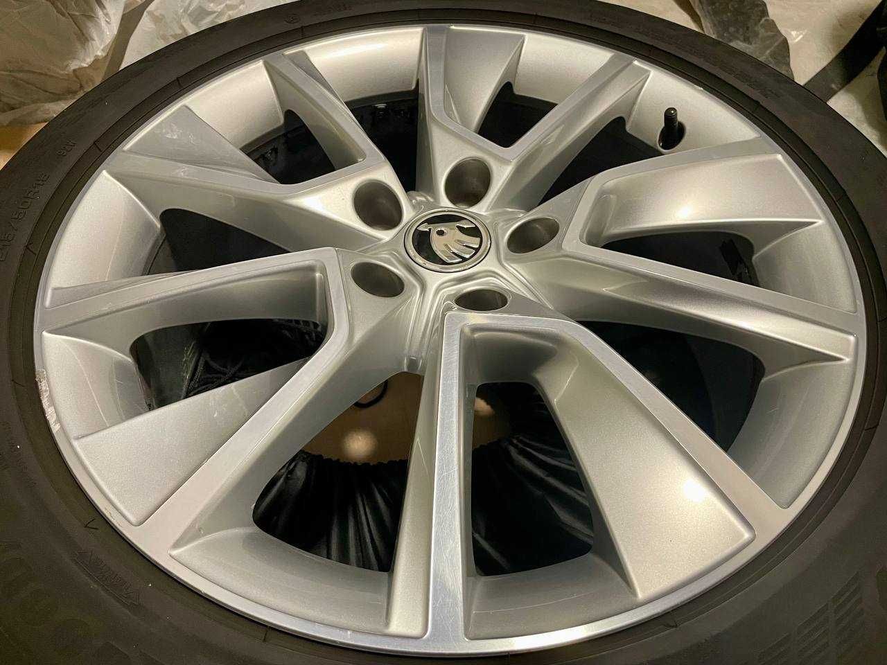 Комплект оригінальних коліс літо Goodyear R18 215/50 з дисками Skoda