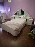 Cama vintage branca c/ radio e iluminação incorporada +mesas cabeceira
