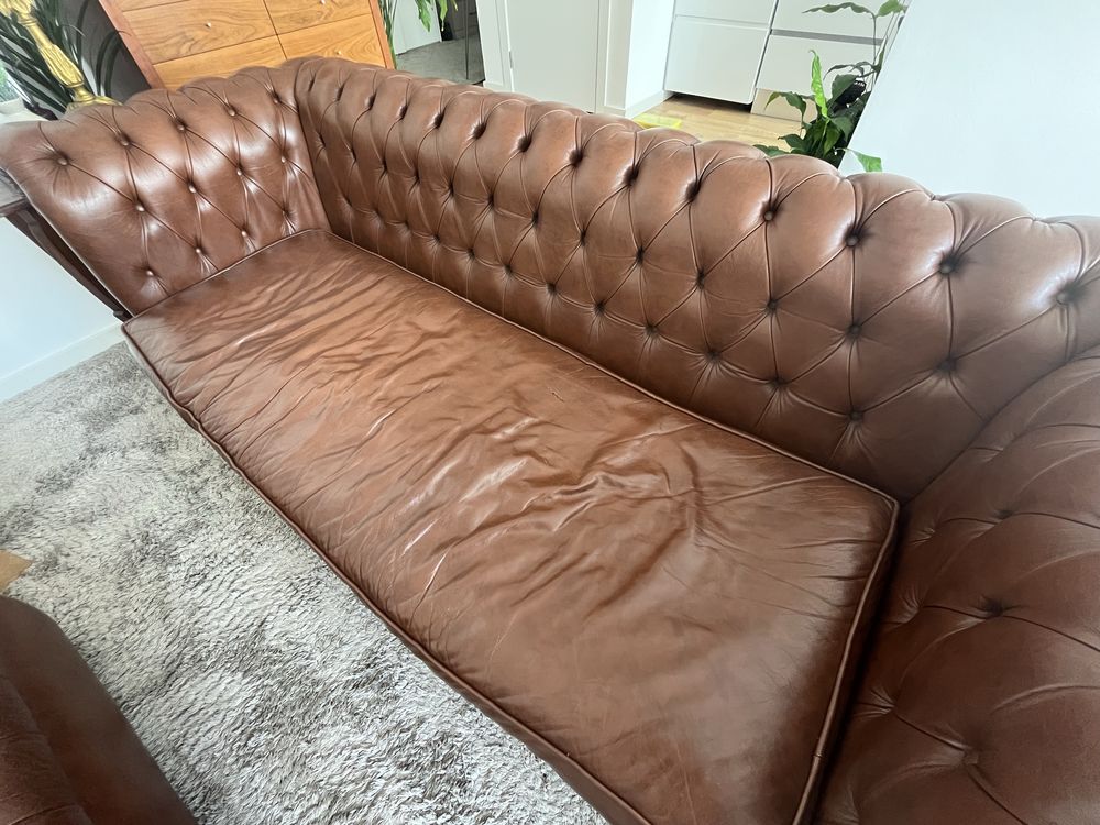 Sofá 3 lugares Chesterfield em pele natural + banqueta