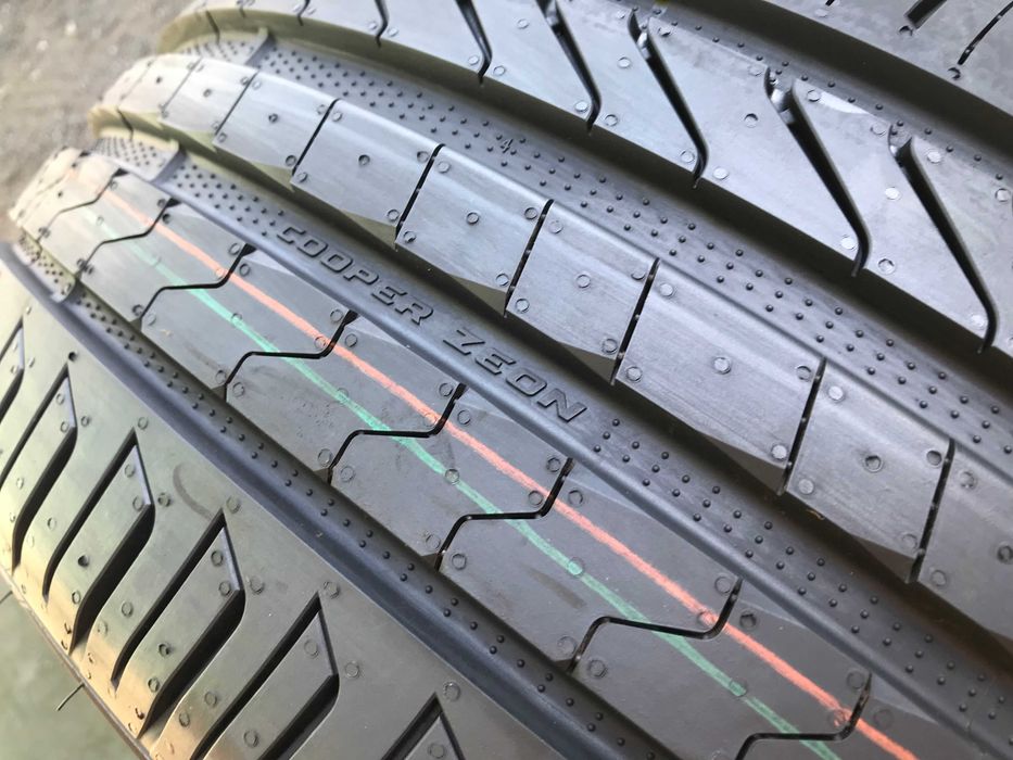 Opony 245/40/18 245/40R18 97Y XL FR Cooper ZEON USA CS8 4szt