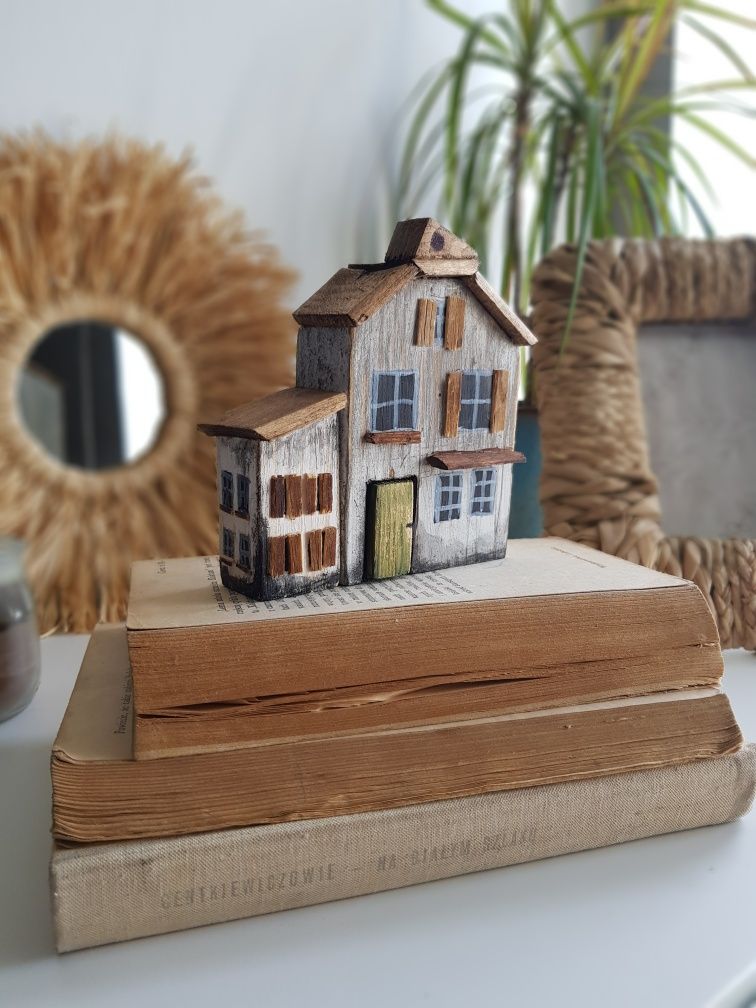 Drewniany,miniaturowy domek