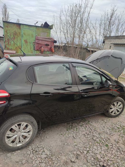 продам ПЕЖО 208 2014 р на автоматі  з малим пробігом